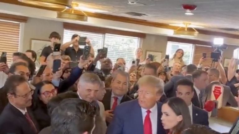 Trump prometió "comida para todos" en un restaurante de Miami... y se fue sin pagar