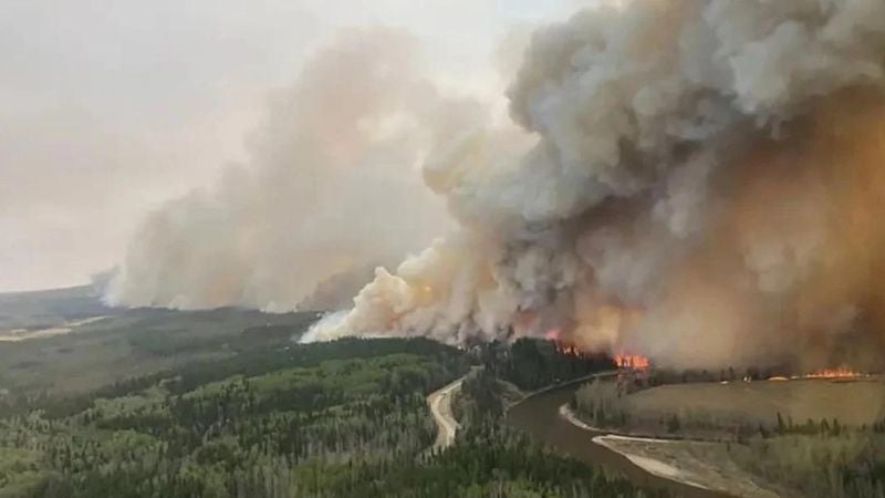 Sequía, viento y calor: ola de incendios “sin precedentes” azota Canadá