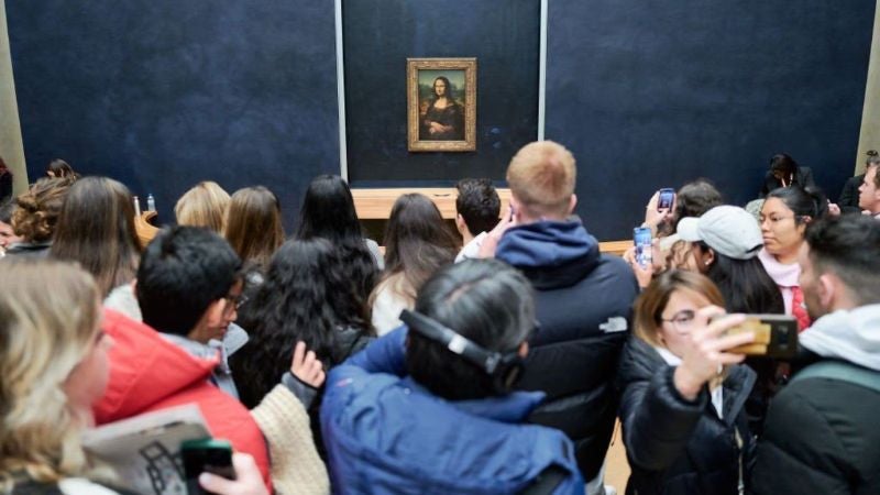 Así sería la Mona Lisa si Leonardo hubiera pintado el resto del paisaje, según IA