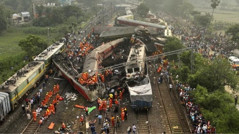 288 muertos deja recuento de víctimas en choque de trenes en India