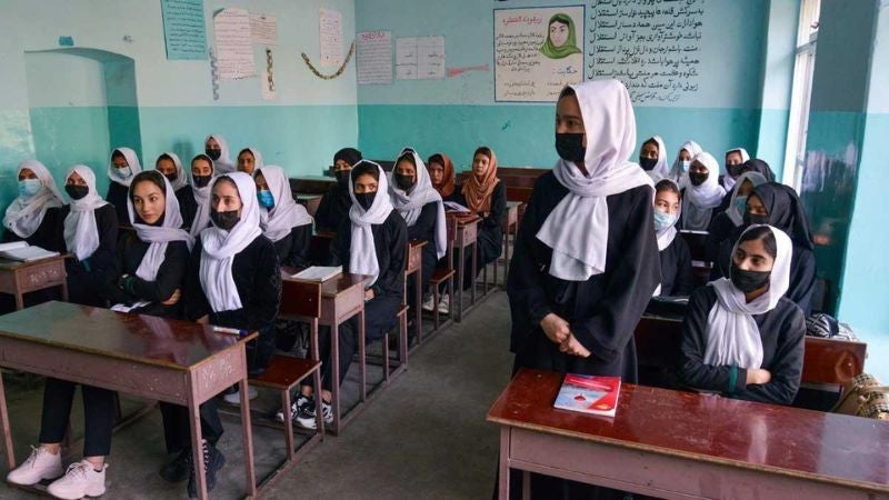 Unas 82 estudiantes envenenadas en dos colegios de Afganistán