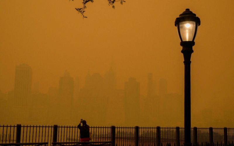 Nueva York bajo capa de humo