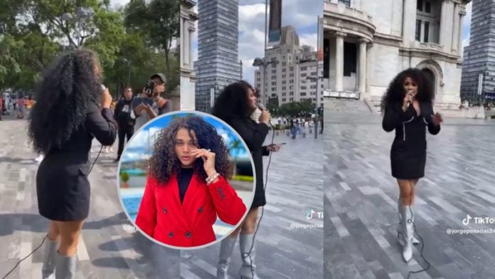 Cesia Sáenz cantando en la calle