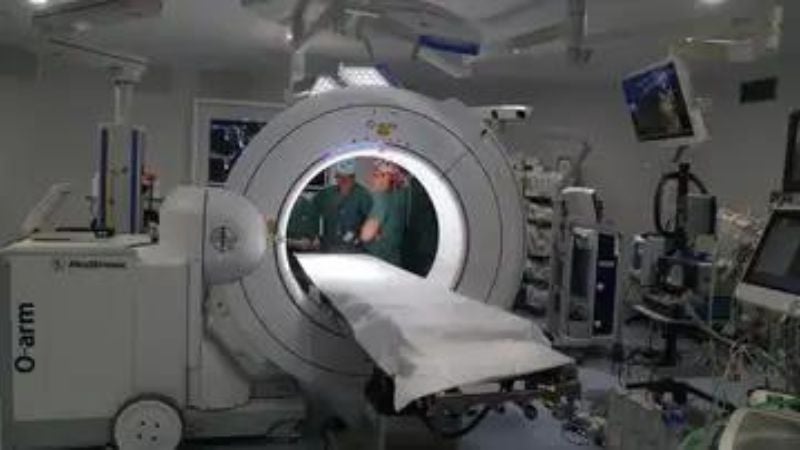 El hombre llevó sus aparatos electrónicos a reparar porque pensaba que estaban estropeados al ver siempre lo mismo. 