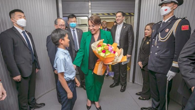 Llegada de la presidenta Castro a Pekín para reunión con Xi Jin Ping 
