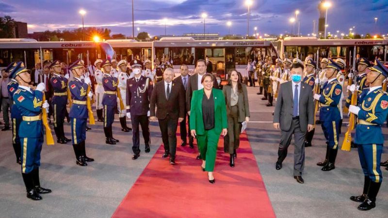 Llegada de la presidenta Castro a Pekín para reunión con Xi Jin Ping