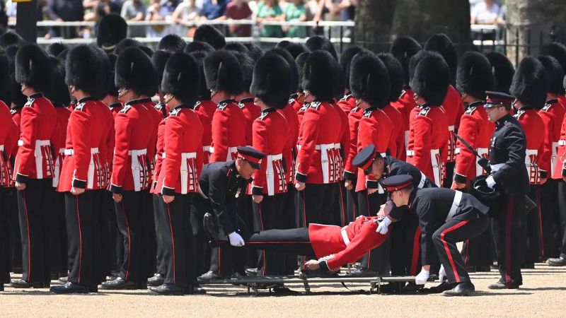 Tres militares británicos se desmayan por el calor ante el príncipe Guillermo