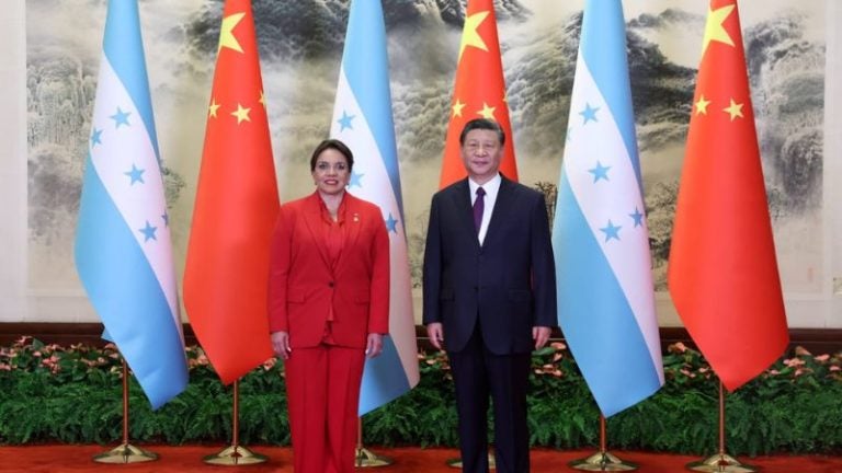 Xiomara Castro se reúne con Xi Jinping; firman 17 acuerdos