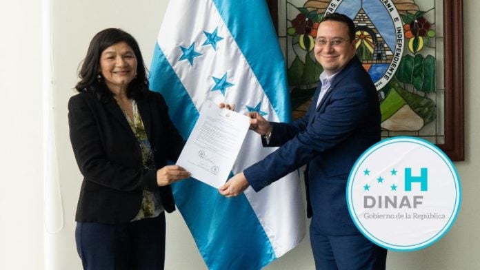 Juramentan nueva directora DINAF