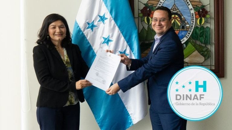 Juramentan nueva directora DINAF