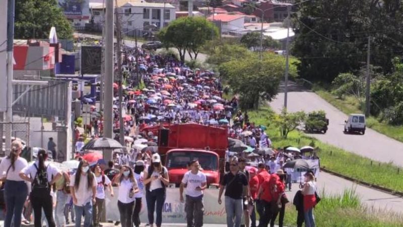 Miles de personas protestan en Costa Rica en defensa de la educación pública