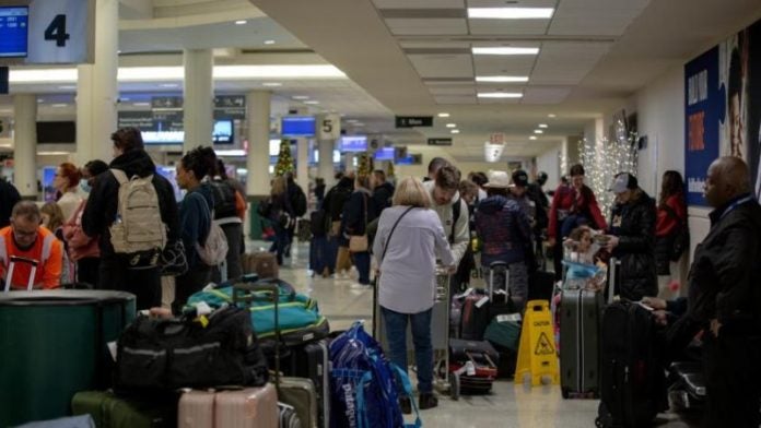 Mujer abandona a nieta en aeropuerto de EEUU y aborda vuelo a Honduras.