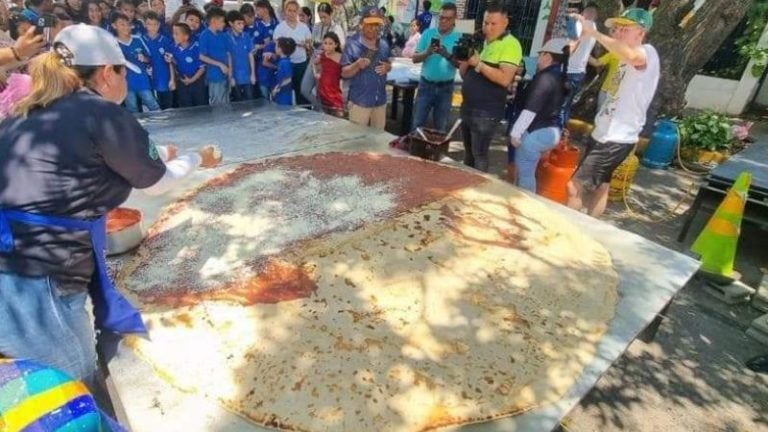 Crean «mega baleada» de 2.5 metros de longitud en San Pedro Sula