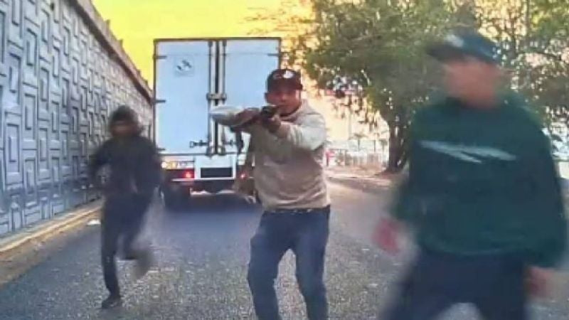Cámara capta momento en que secuestran dos hombres en México