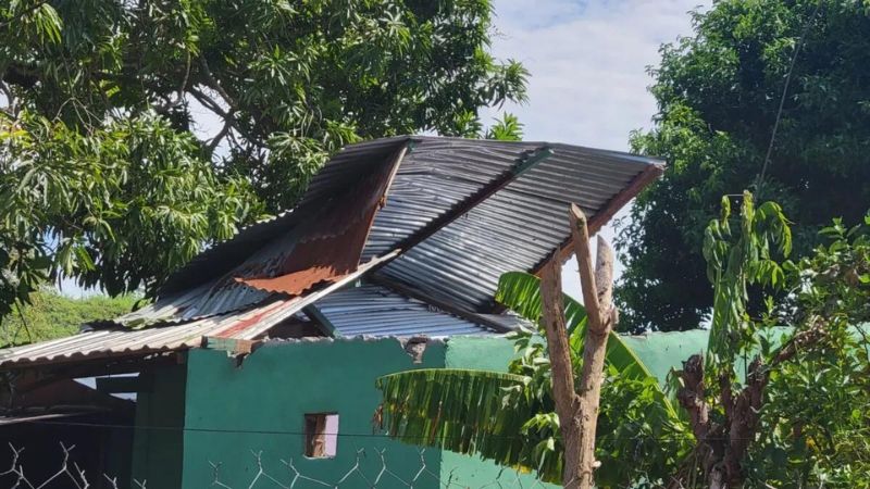 Tormenta con vientos huracanados destruye techo de 47 casas en Potrerillos  