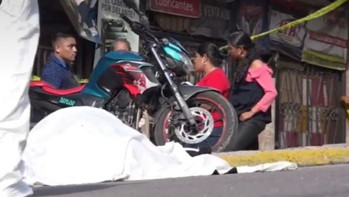 Hombre muere a balazos en punto de taxis de colonia capitalina.