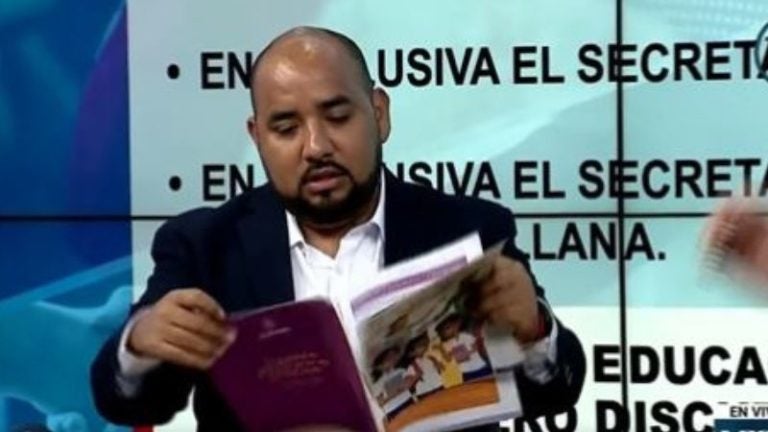 Ministro de Educación rompe Guía de Inclusión de Género en vivo