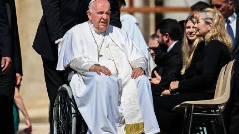 El Papa Francisco se recupera favorablemente de su cirugía abdominal