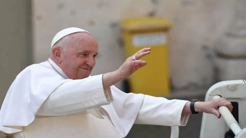 Salud del Papa sigue mejorando; retoma su trabajo poco a poco
