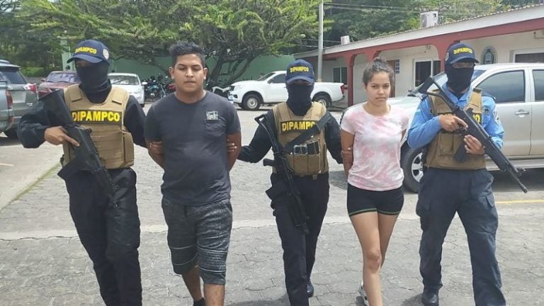 Capturan a 2 miembros de la pandilla 18 mientras cobraban extorsión