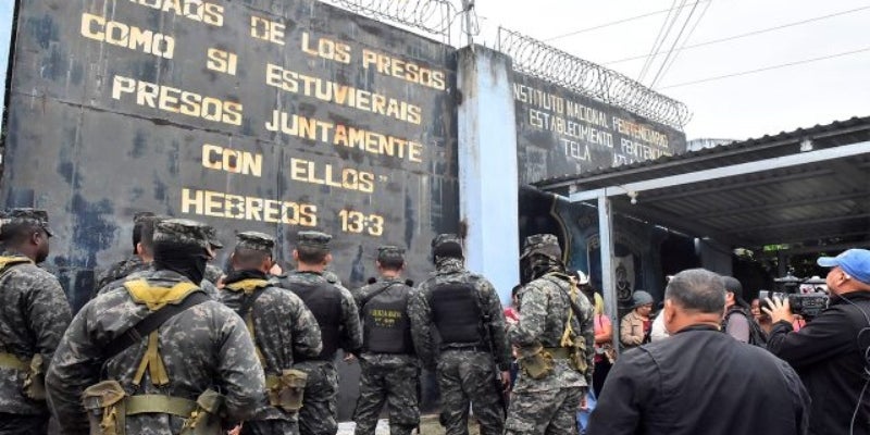 Militares tomarán el control de centros penales en Honduras