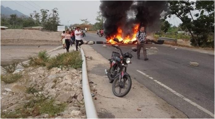 tomada la carretera en Omoa apagones