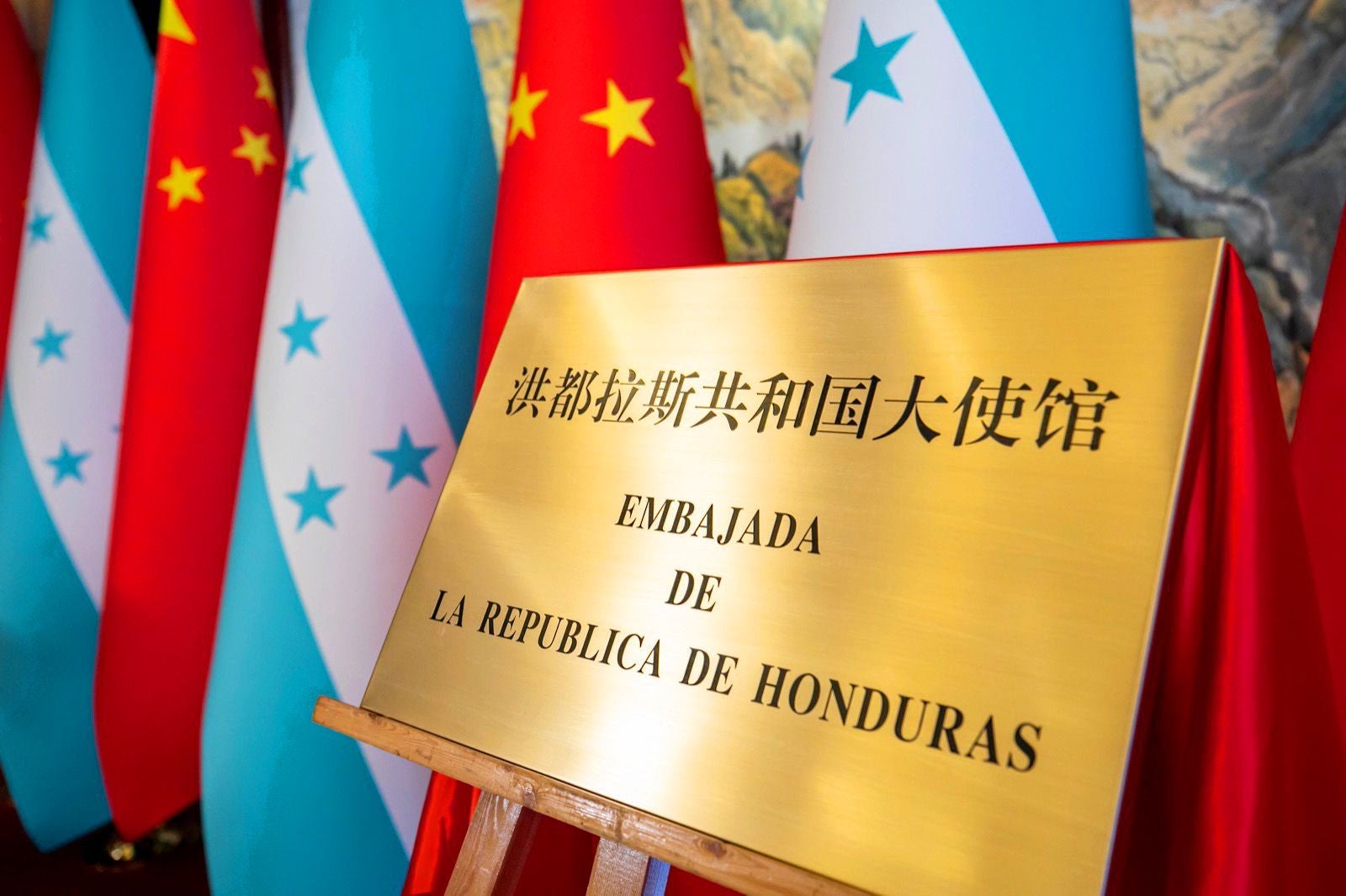 Placa alusiva a la inauguración de la nueva sede diplomática de Honduras en Pekín.
