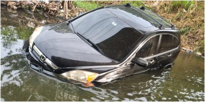 carro cae en río