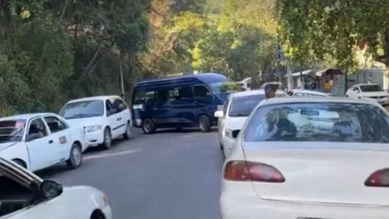 Transportistas bloquean paso en Yojoa; exigen reparar carretera