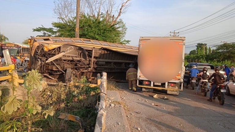 heridos tras volcar bus en puente Canal Maya