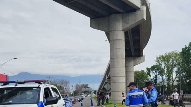 Madre muere al caer de un puente en SPS