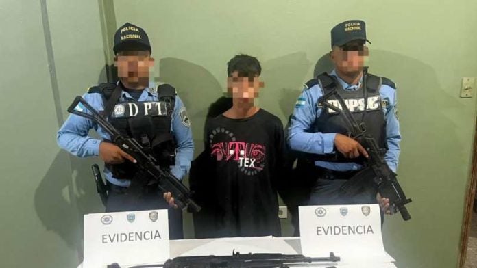 Menor de 15 años con AK-47