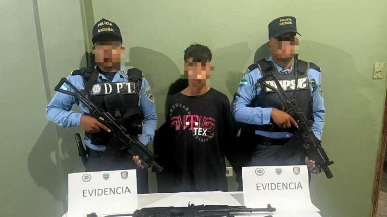 Menor de 15 años con AK-47