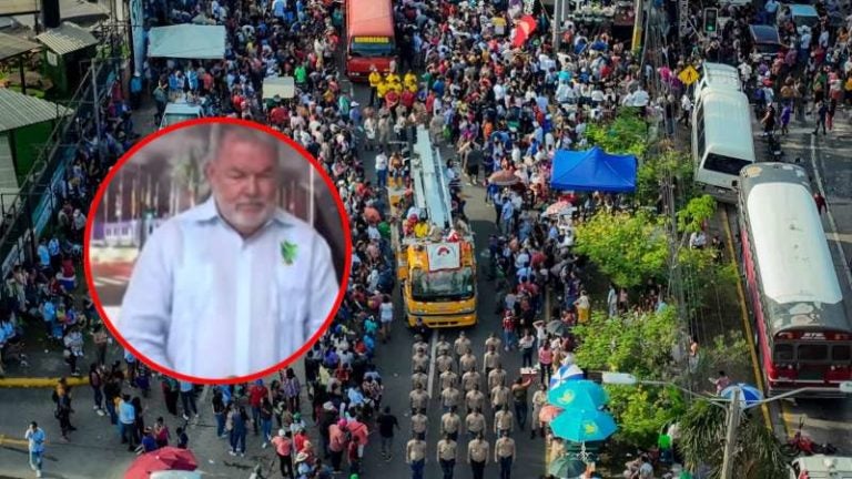 Carroza de Municipalidad en desfile