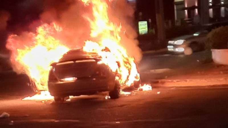 Carro quemándose en la Fuente Luminosa de SPS