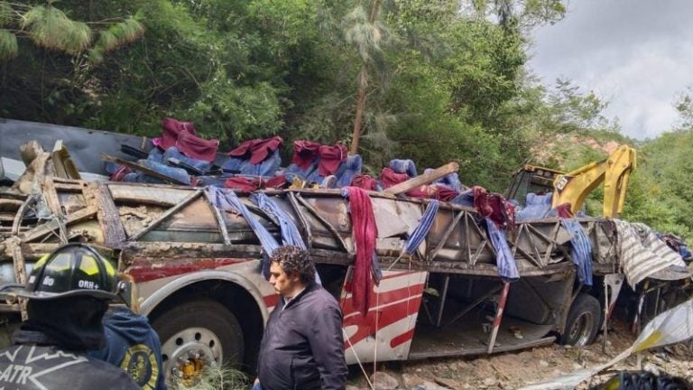 A 29 ascienden las víctimas del volcamiento de un bus en México