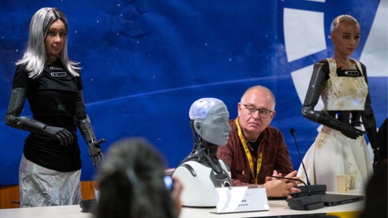 robots hablan en conferencia
