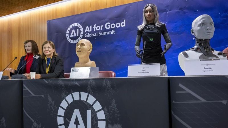 robots hablan en conferencia