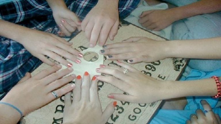 Poseídos por jugar la Ouija