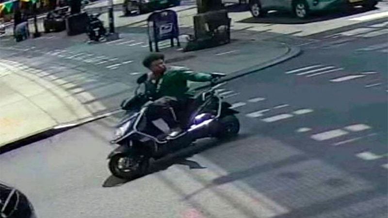 Un hombre en ciclomotor tirotea a varias personas en Nueva York