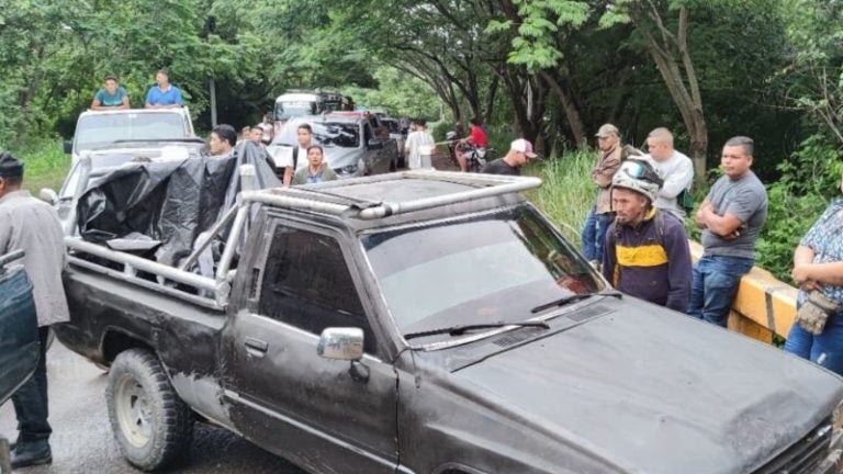 Pobladores se toman la carretera de Danlí; exigen su reparación