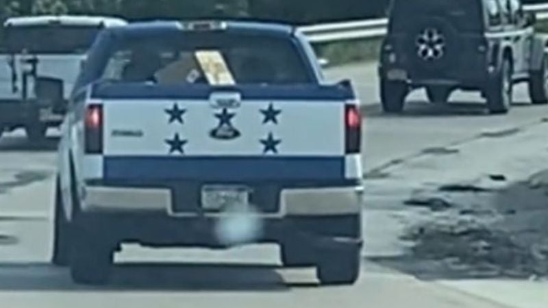 Catracho pinta su vehículo como la bandera hondureña y recorre EEUU