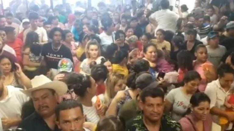 Hondureños piden consulado móvil en Florida; están sin documentos