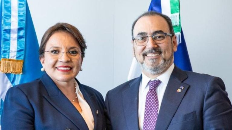 Xiomara Castro se reúne con el presidente del CAF en Bélgica