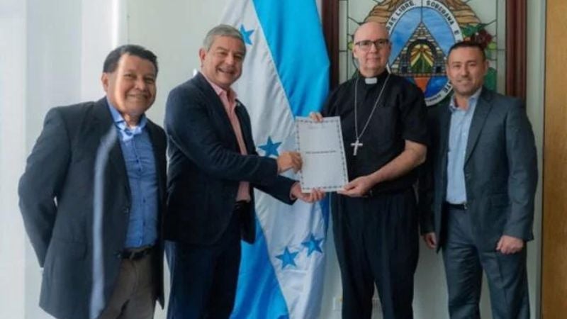 Arzobispo Vicente Nacher recibe la nacionalidad hondureña