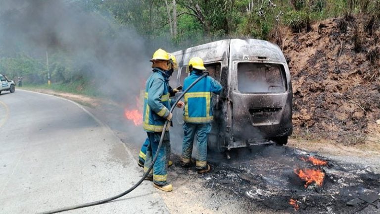 Se incendia microbús que transportaba turistas en Roatán