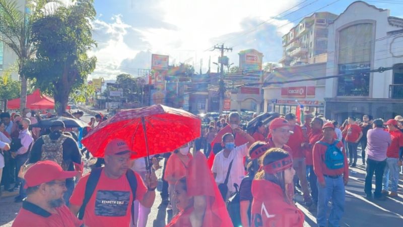 Simpatizantes de Libre llegan a Casa Presidencial en apoyo a la presidenta Xiomara Castro
