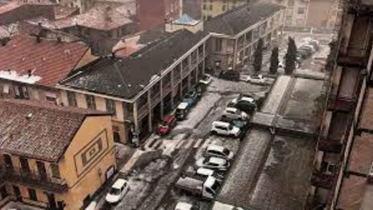 Video: "Río de hielo" invade las calles de una ciudad en Italia