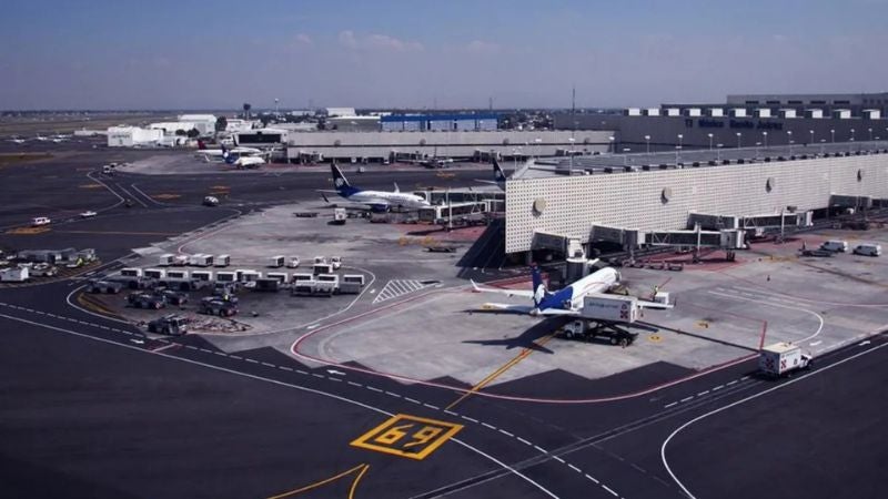 Roban avión en aeropuerto de México