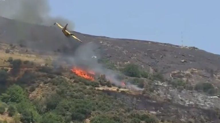 Dos muertos al estrellarse avión que combatía incendios en Grecia